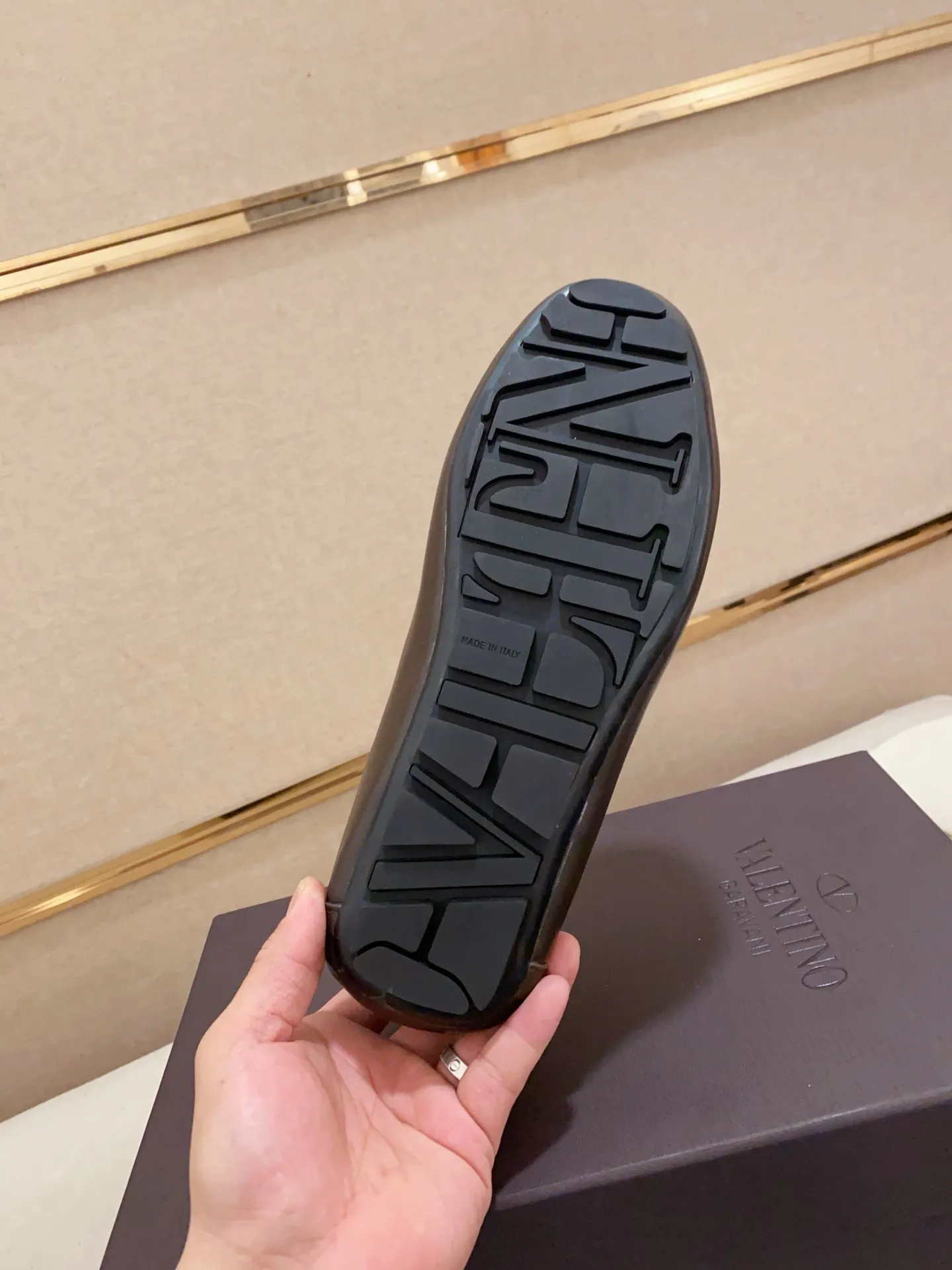 Men's shoes💰: 680💰VALENTINO, made of imported cowhide with imported water-dyed cowhide lining, iconic hardware and iconic wear-resistant outsole. 38-44. 45 VALENTINO packaging can be customized to enjoy the brand’s iconic product packaging